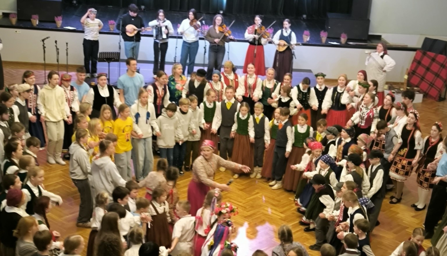 Bērni iet tautiskās rotaļās