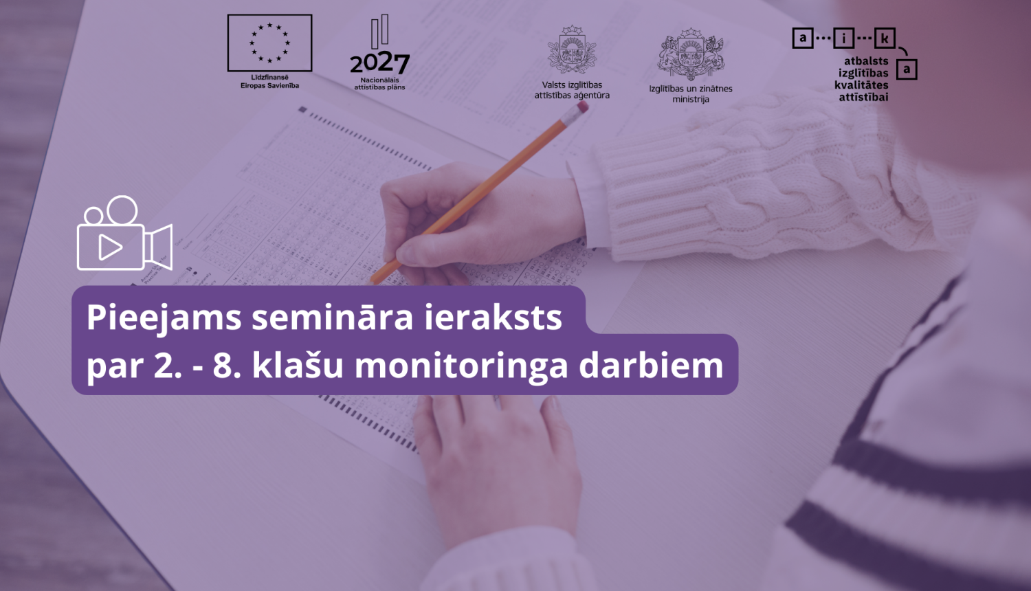 attēlā rakstīts teksts: Pieejams semināra ieraksts par 2.-8. klašu monitoringa darbiem; fonā ir attēls, kur skolniece pilda eksāmenu