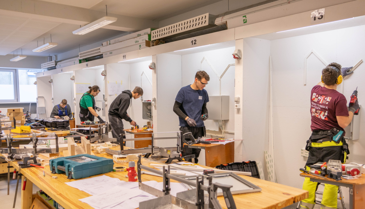 Jaunieši konkursa stendos veic elekiskās instalācijas darbus