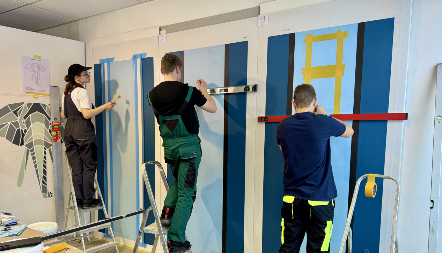 SkillsLatvia 2026 pusfināla Krāsošana un dekoratīvā apdare prasmju konkursa dalībnieki pilda uzdevumu