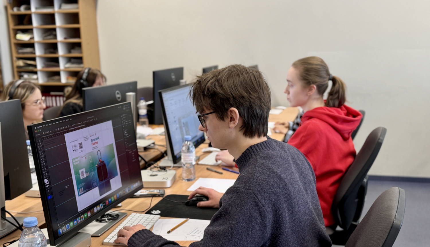 SkillsLatvia dalībnieki pilda pie datoriem uzdevumu grafiskā dizaina tehnoloģijās