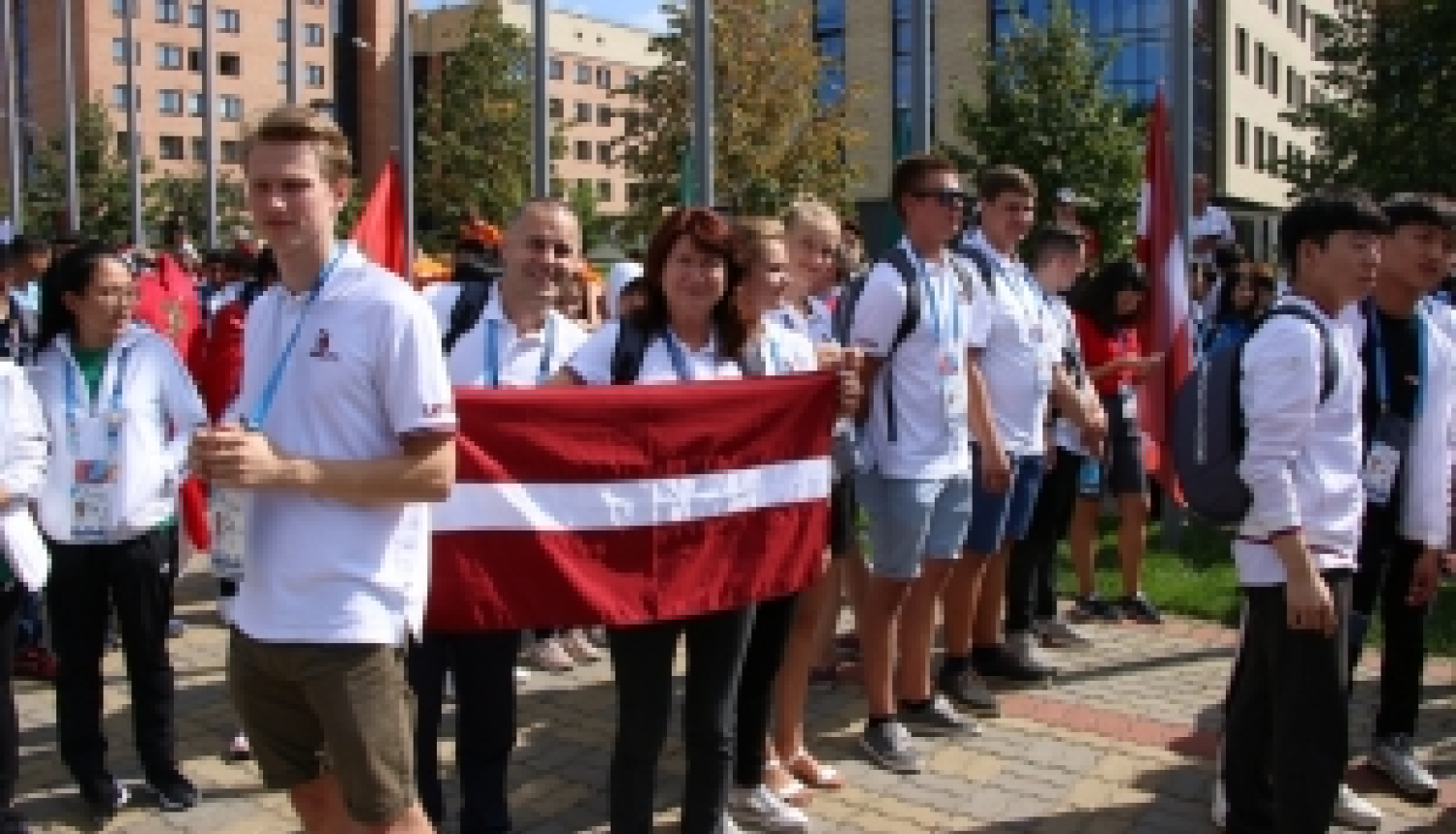SkillsLatvia komanda neformālā gaisotnē iepazīst Kazaņu un citu valstu delegācijas