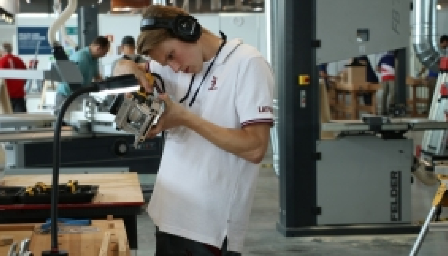 Latvijas komanda iepazīst darba vidi