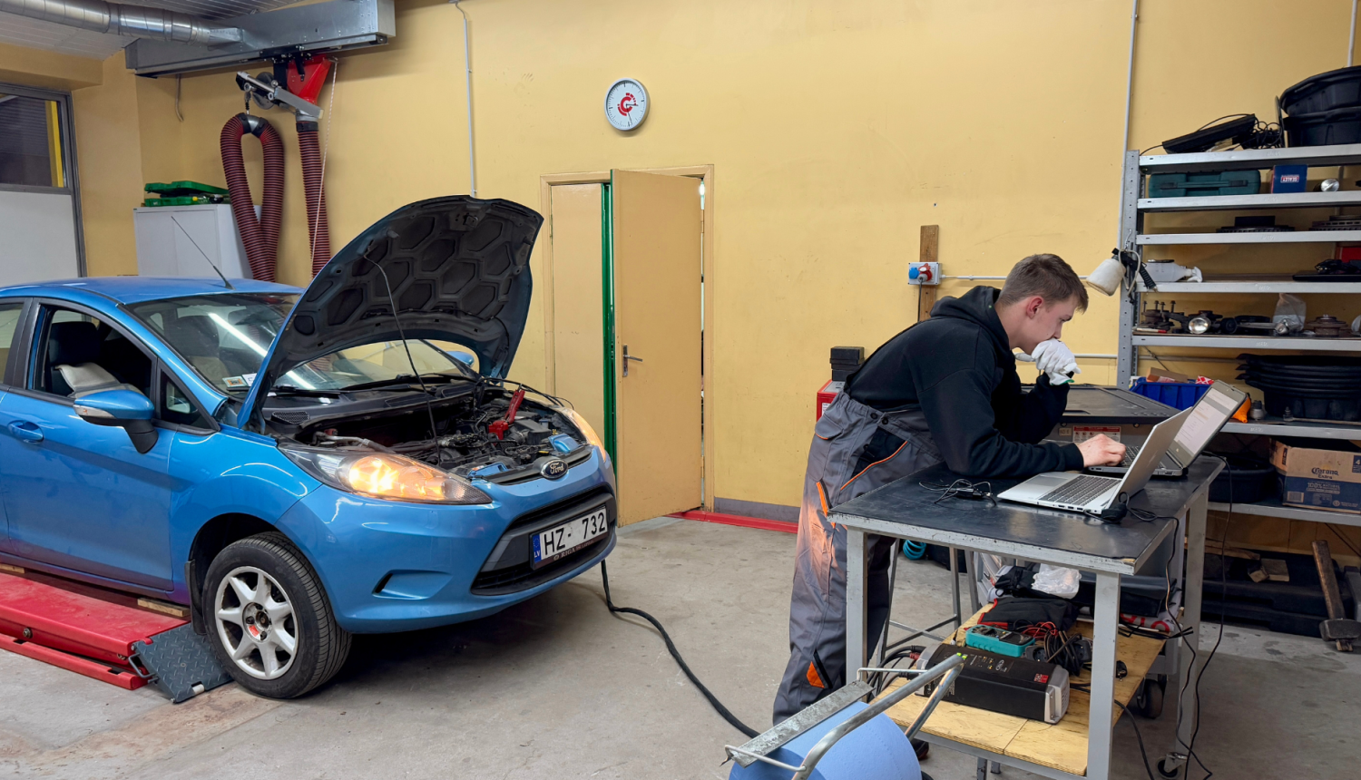 Jaunietis labo automašīnu