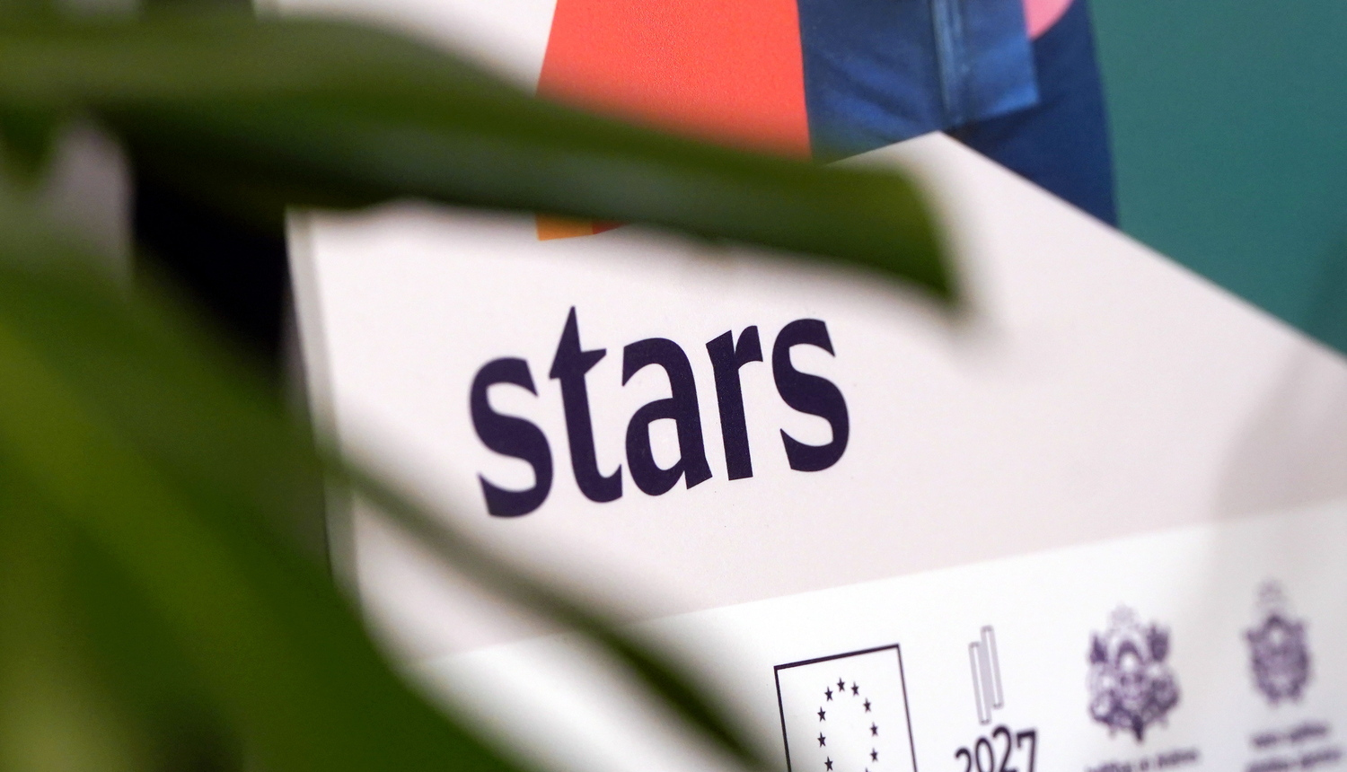 Platformas STARS uzraksts uz plakāta