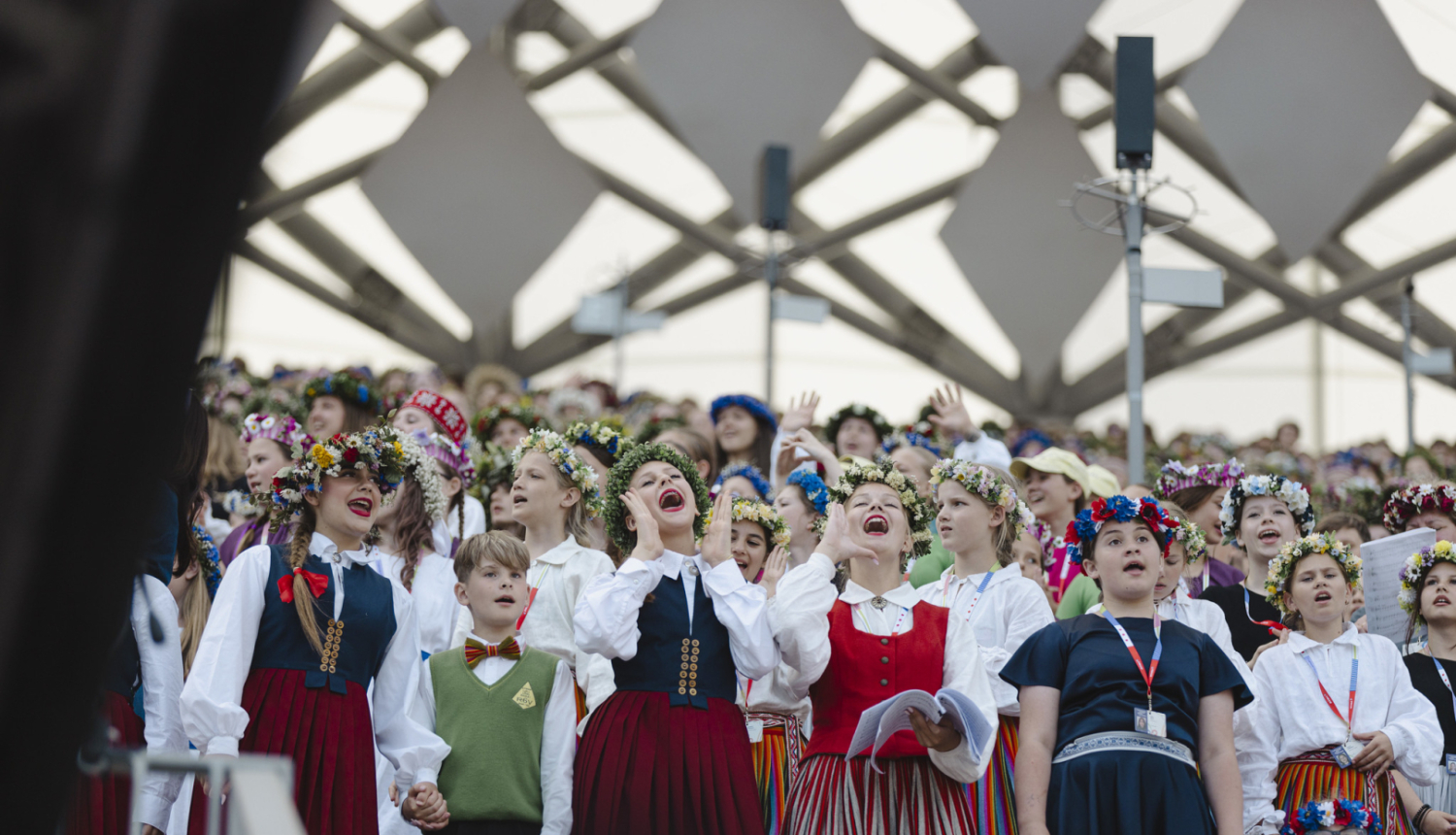 foto no Latvijas skolēnu dziesmu un deju svētkiem dzied koris