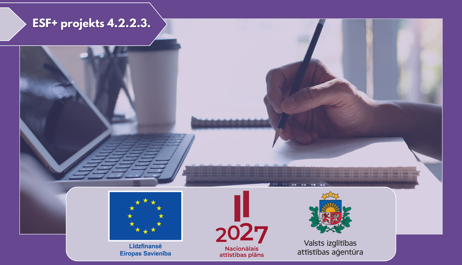 Vizuālis ar logo un cilvēka roku, datoru