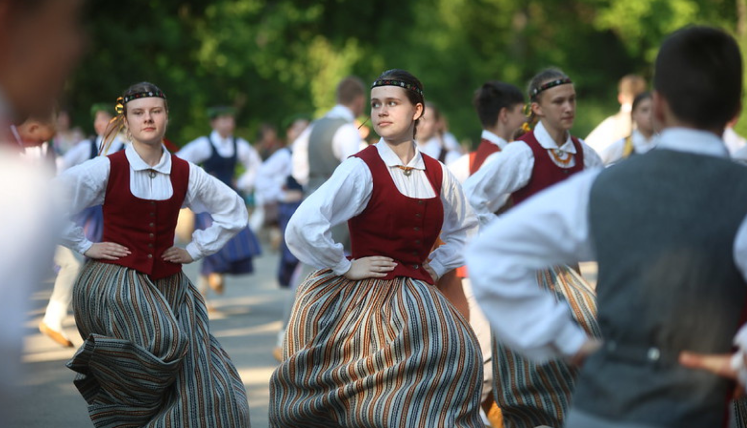 Meitenes dejo taututērpos