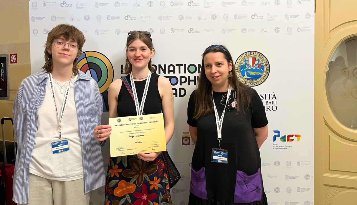 Meitenes tur rokās diplomus