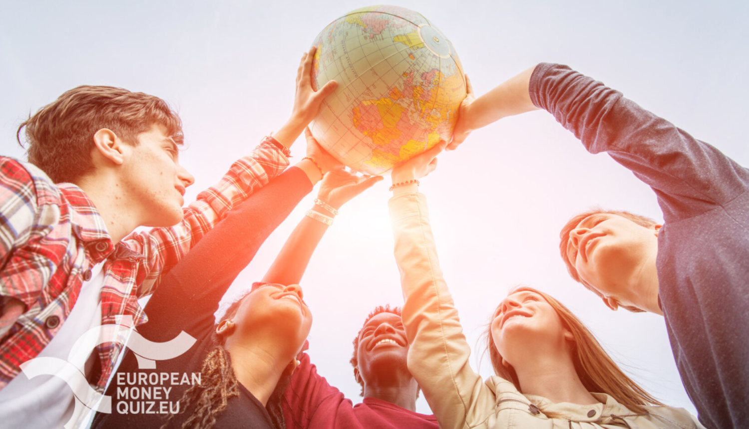 Cilvēku grupa pacēluši virs galvas globusu