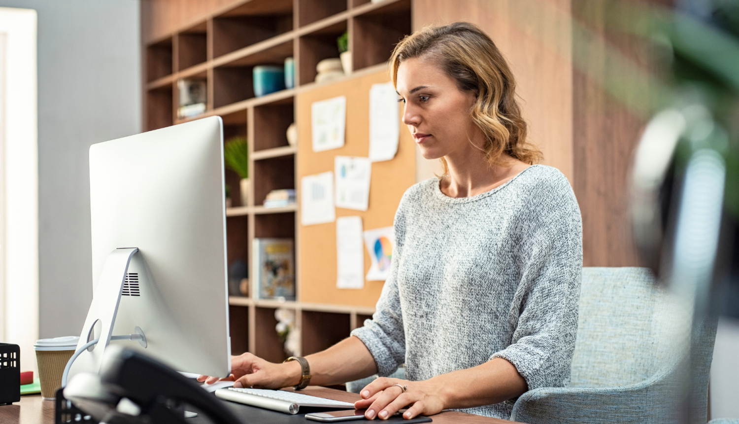 Sieviete strādā ar datoru