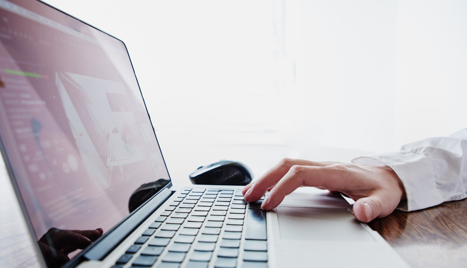 Cilvēks strādā pie datora