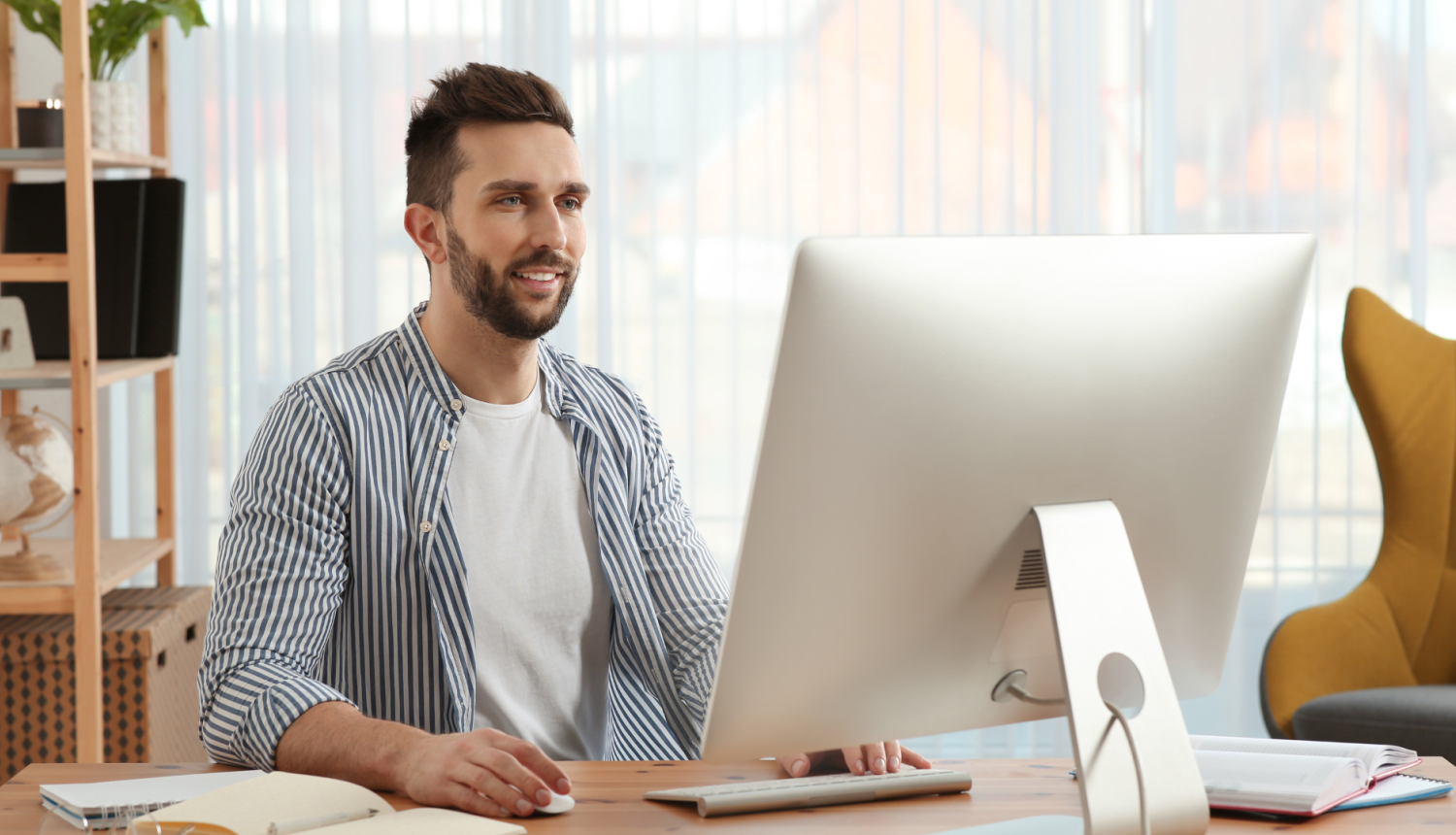 Vīrietis raksta ar portatīvo datoru