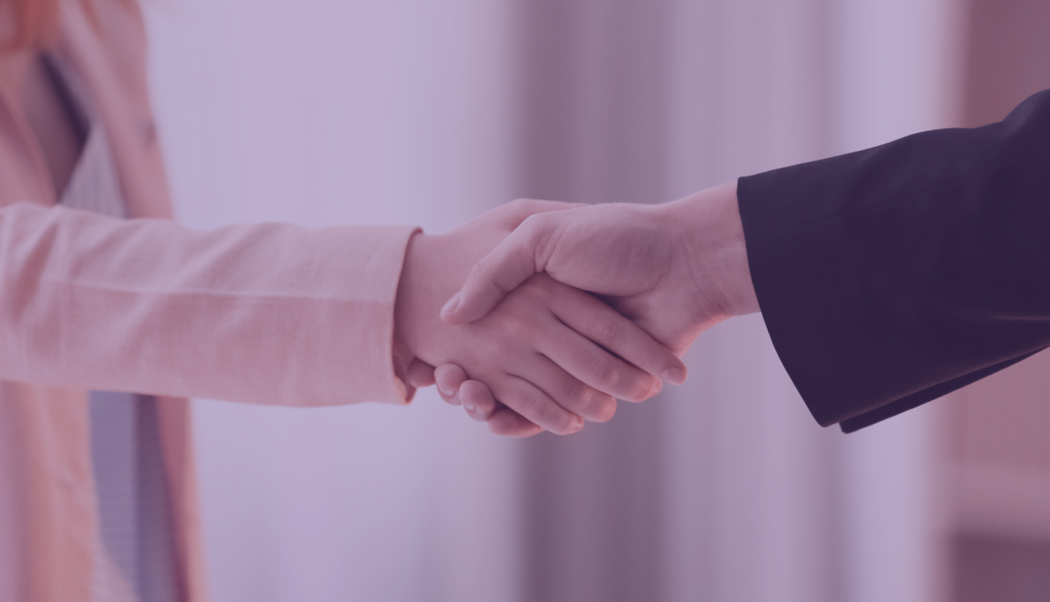 divi cilvēki sarokojas