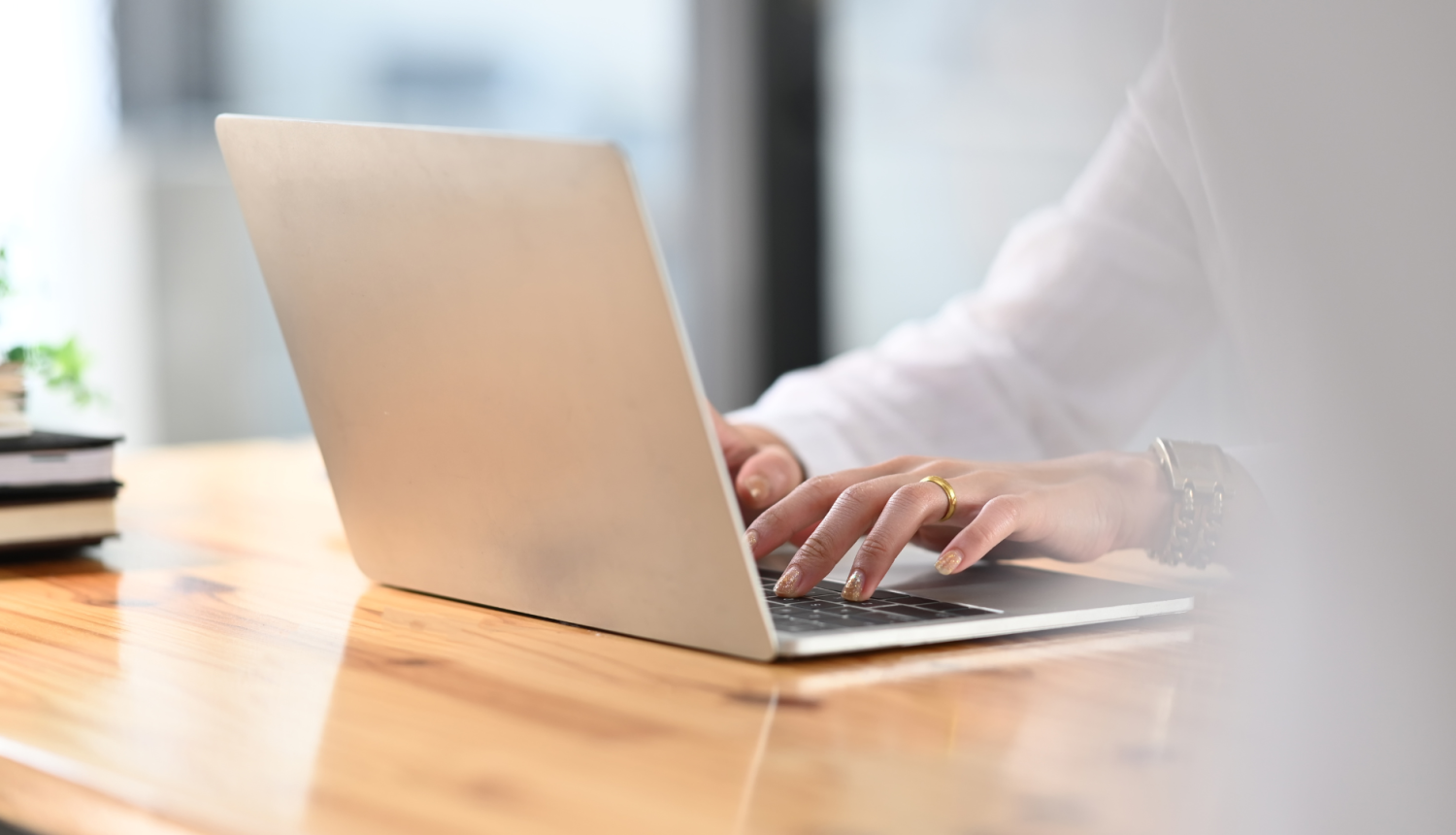 sieviete raksta uz portativā datora klaviaraturas 