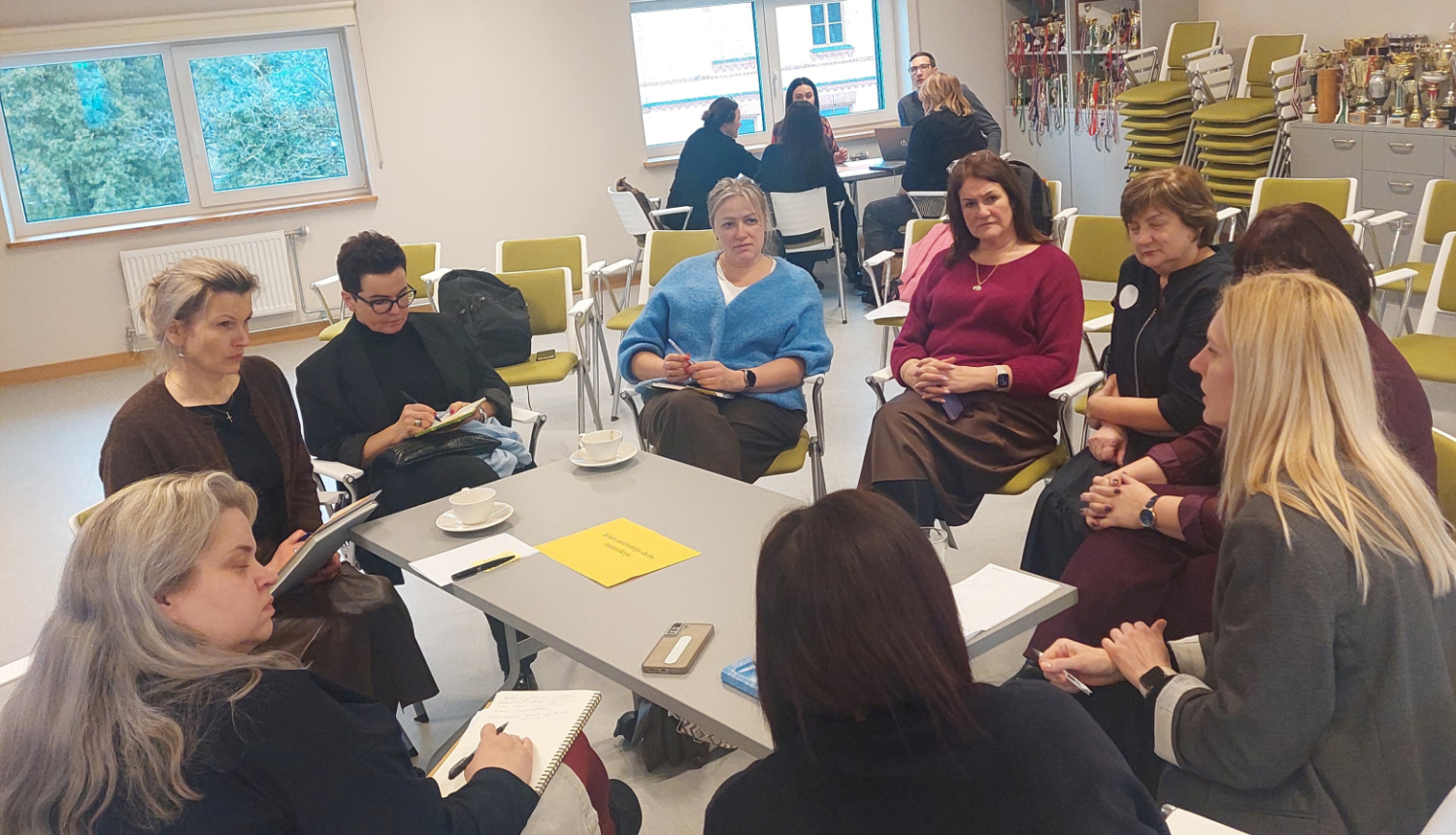 Semināra Piederība Valmierā dalibnieki sez pie galda