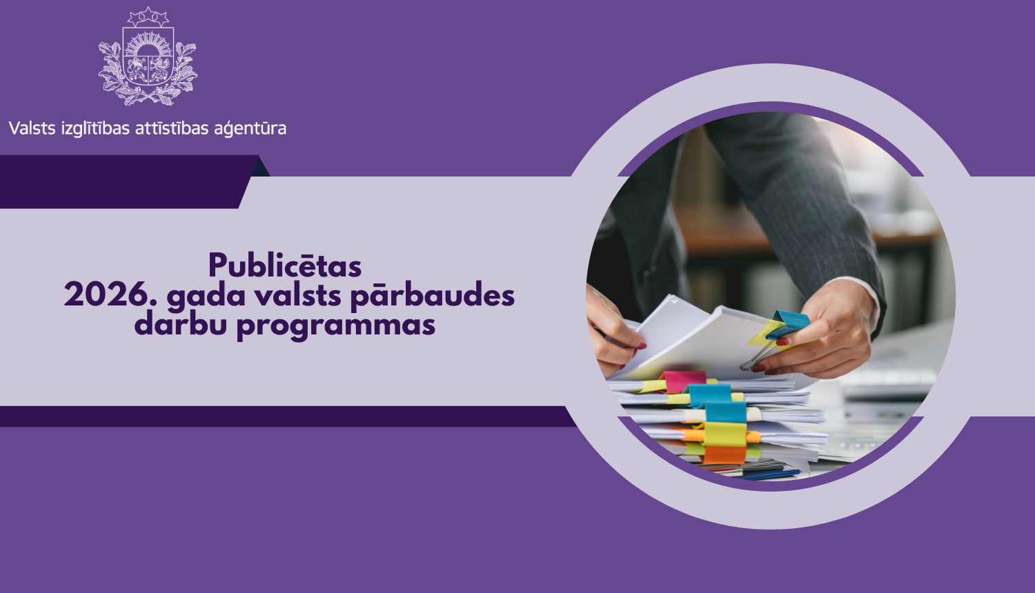 Publicētas 2026. gada valsts pārbaudes darbu programmas, Valsts izglītības attīstības aģentūras logo, rokas tur dokumentus