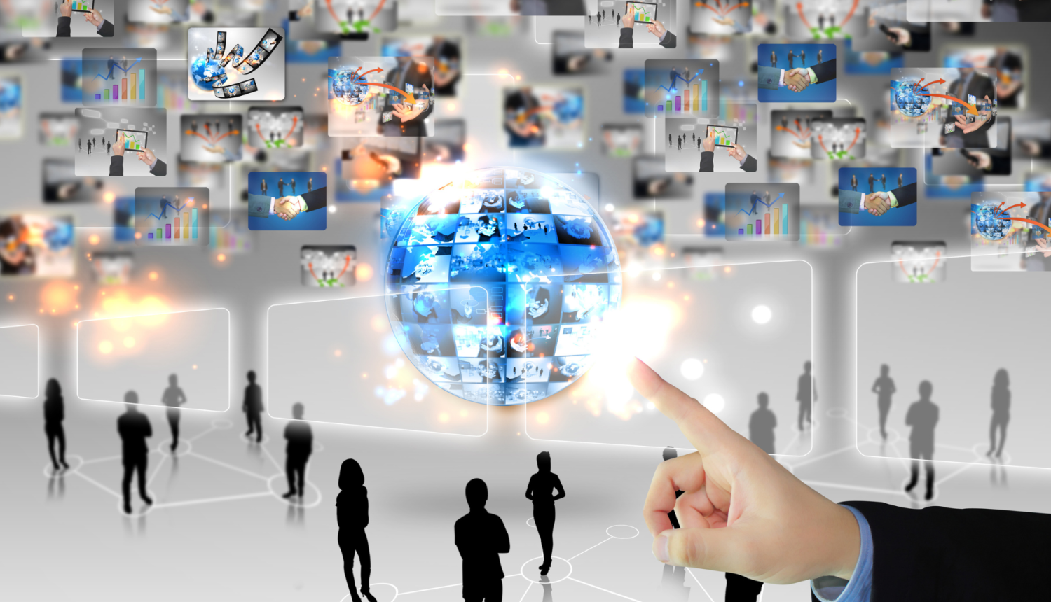 centrā ir pasaules globuss aizmugure ir siena ar dažādām digitālām bildēm priekšā vīrieša roka ar pirkstu rāda uz globusu