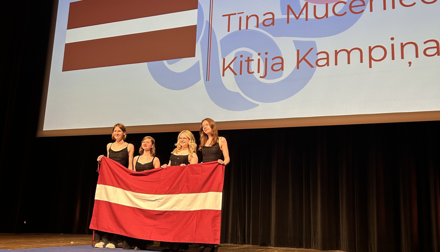 dalībnieces no Latvijas ar karogu Eiropas meiteņu matemātikas olimpiādē Francijā