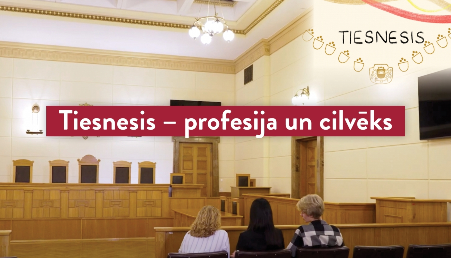 Foto no tiesas sēžu zāles