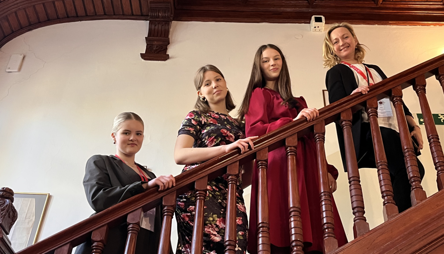 dalībnieces no Latvijas kopā ar skolotāju Sapotā, Polijā, Mūzikas olimpiādē