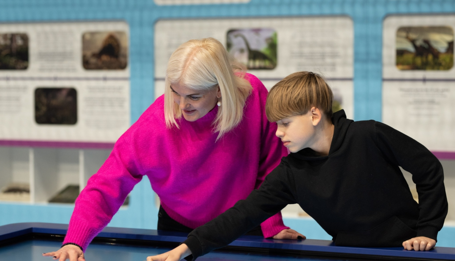 Sieviete un bērns izmanto interaktīvu tāfeli