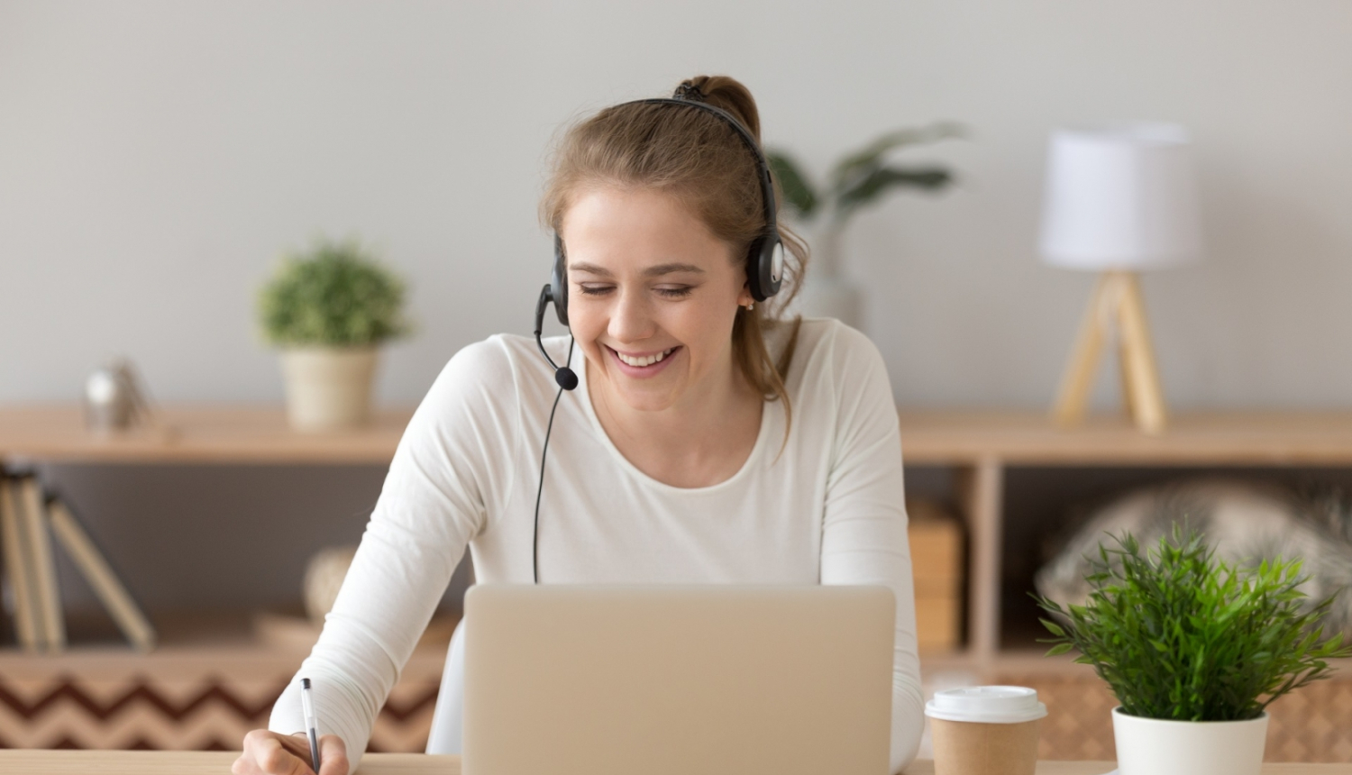 Meitene smaida pie datora