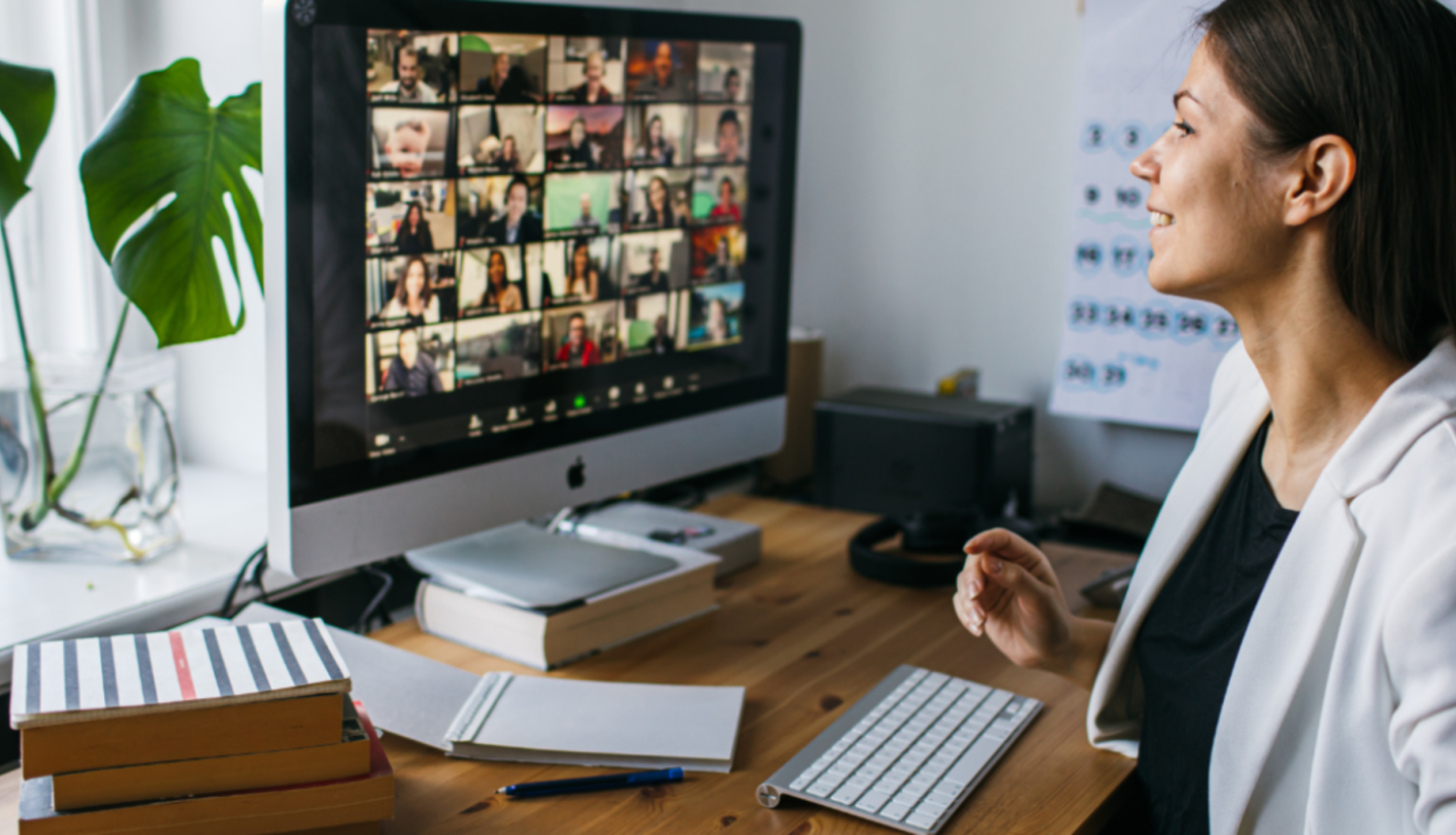 Sieviete runā attālinātā video zvanā