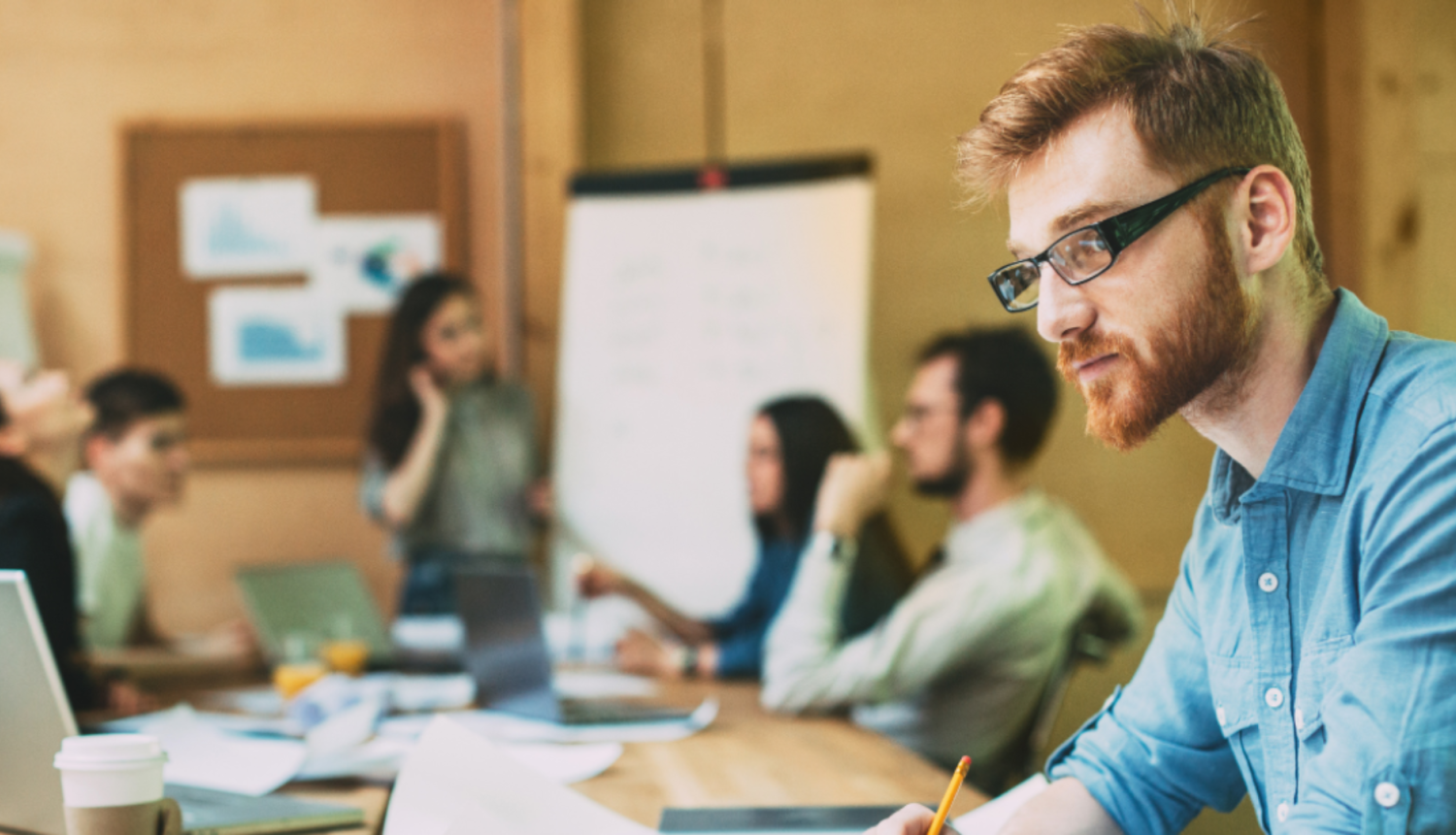 Vīrietis strādā ar portatīvo datoru