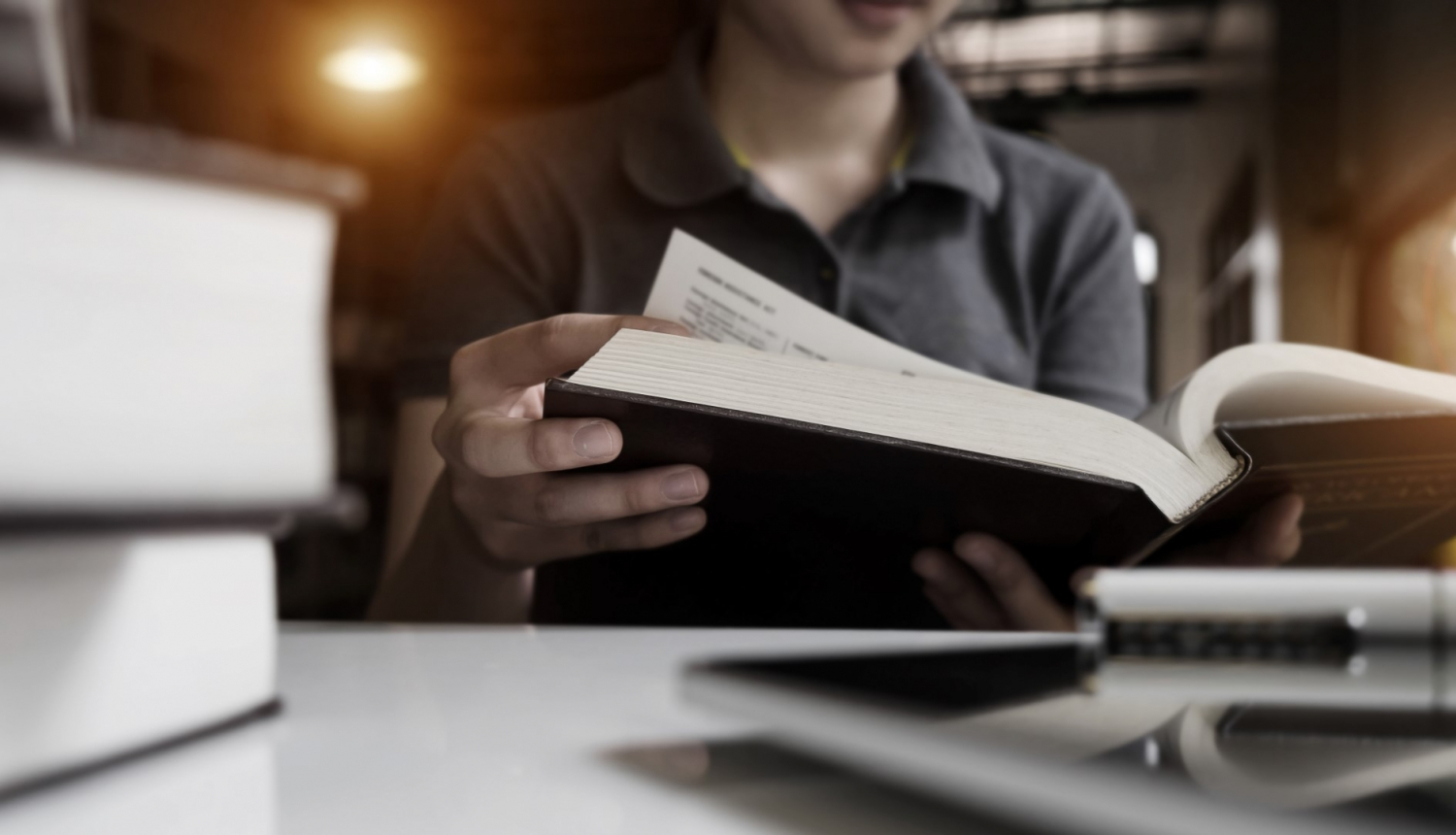 vīrietis lasa grāmatu