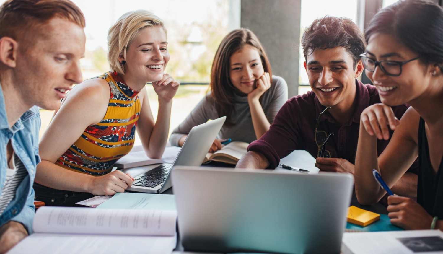 Cilvēku grupa strādā ar portatīvajiem datoriem