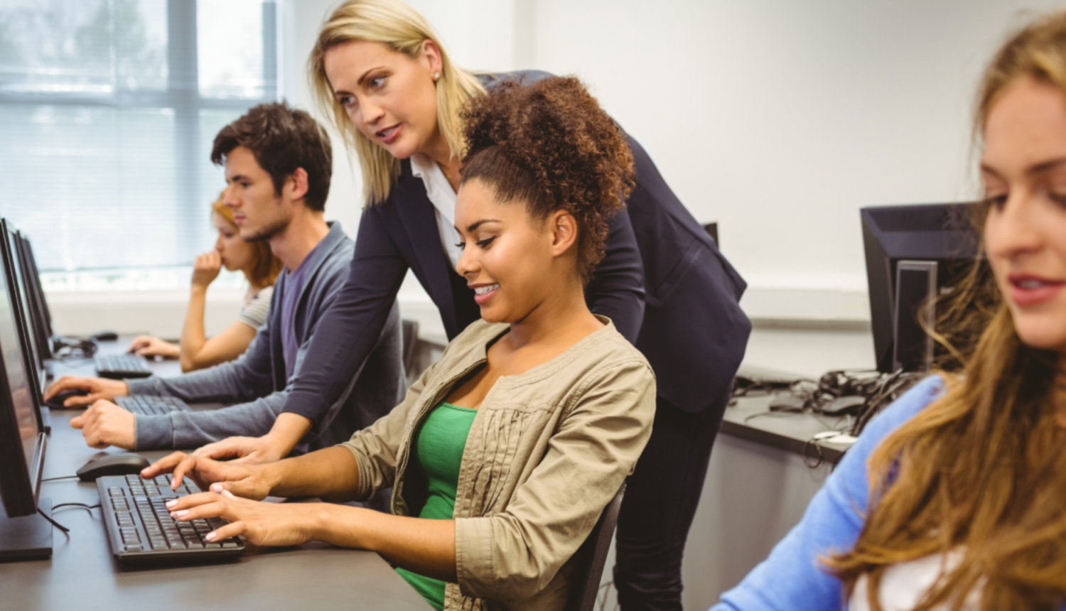 Cilvēki strādā pie datora