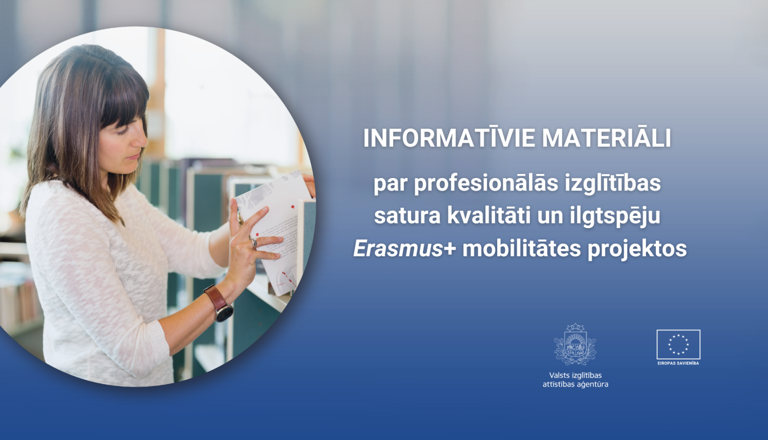 Makets Erasmus+ sieviete liek plauktā grāmatu