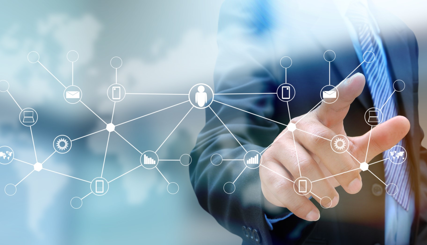 vīrieša roka ar pirkstu spiež uz virtuālā ekrāna 