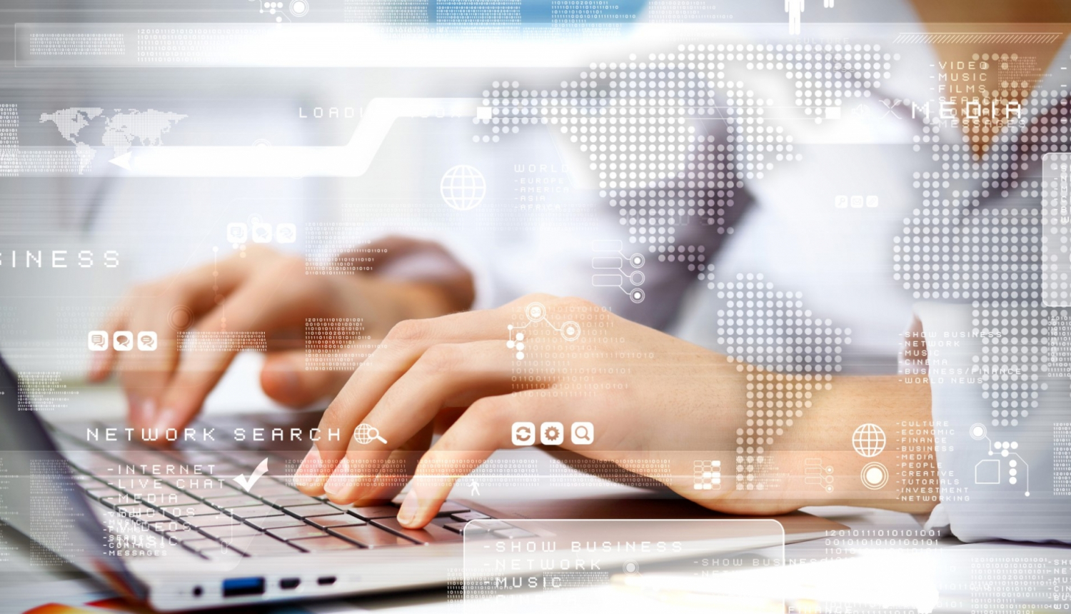 sieviete druka uz portativa datora klaviaraturas