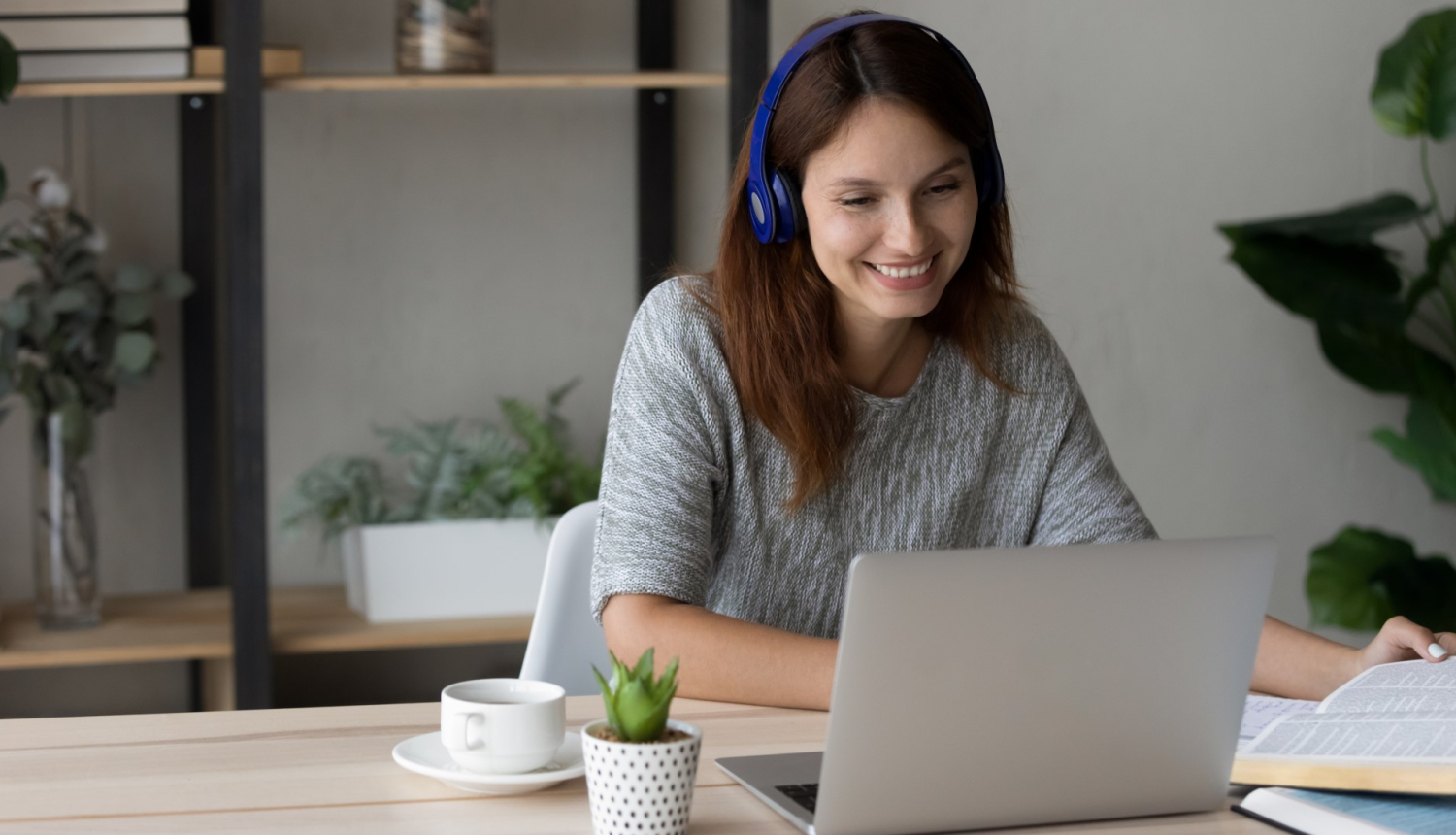 sieviete konsultejas tiessaiste pie datora majas Erasmus