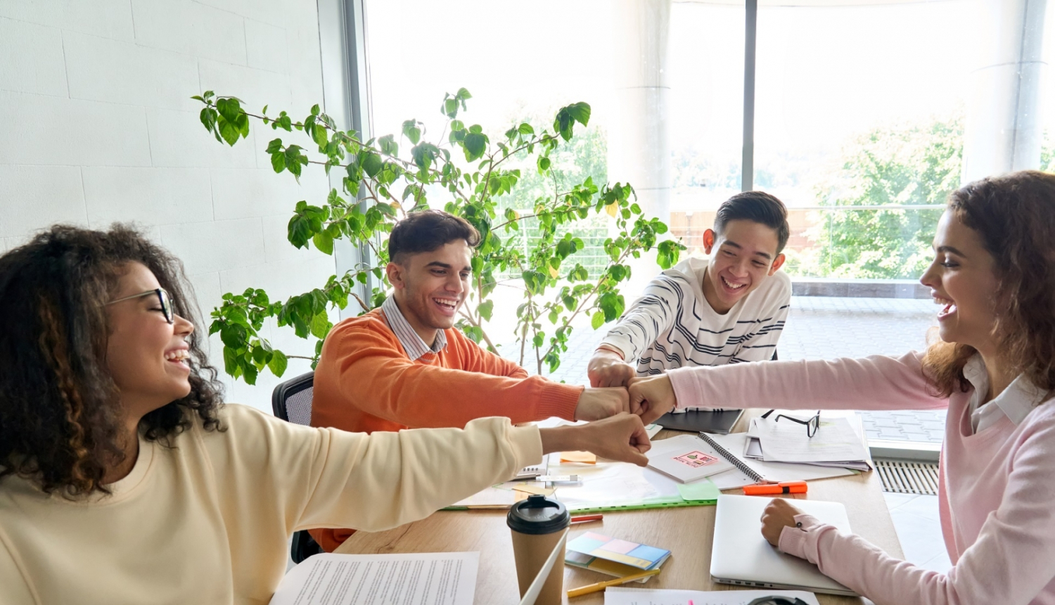 Jaunieši kopīgi mācās