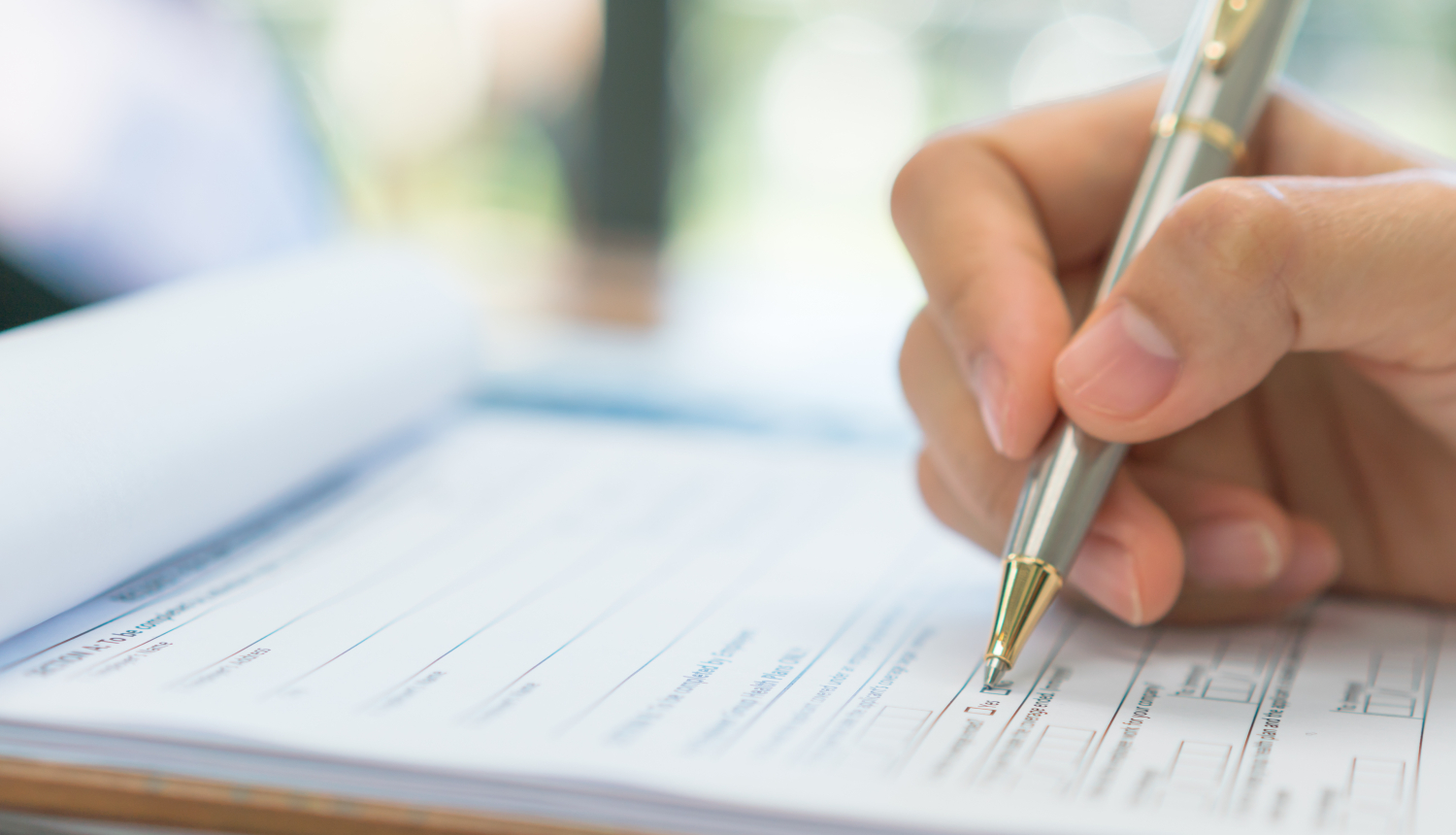 Cilvēks aizpilda pieteikšanās veidlapu