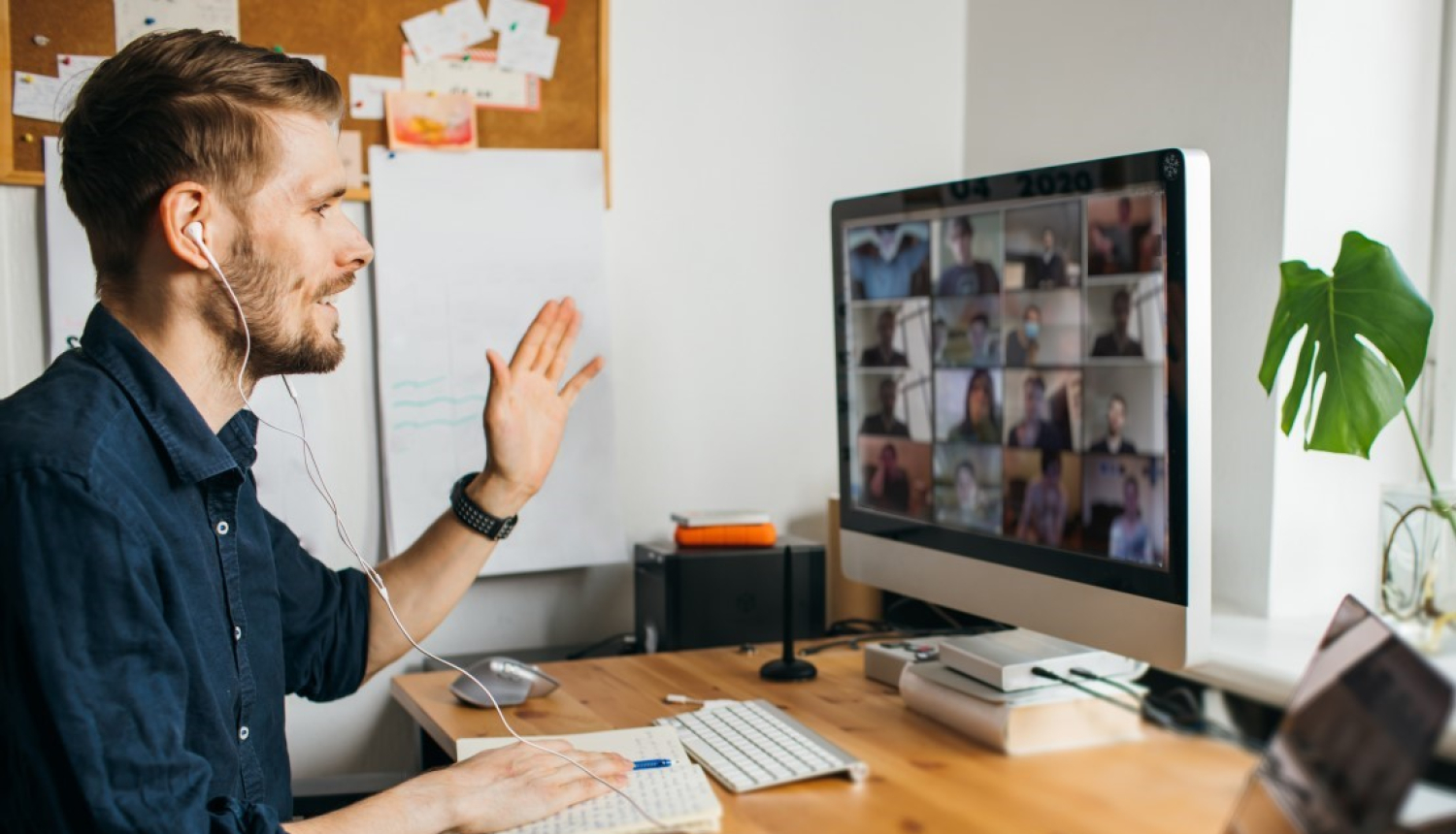 virietis piedalas tiessaistes seminara pie datora