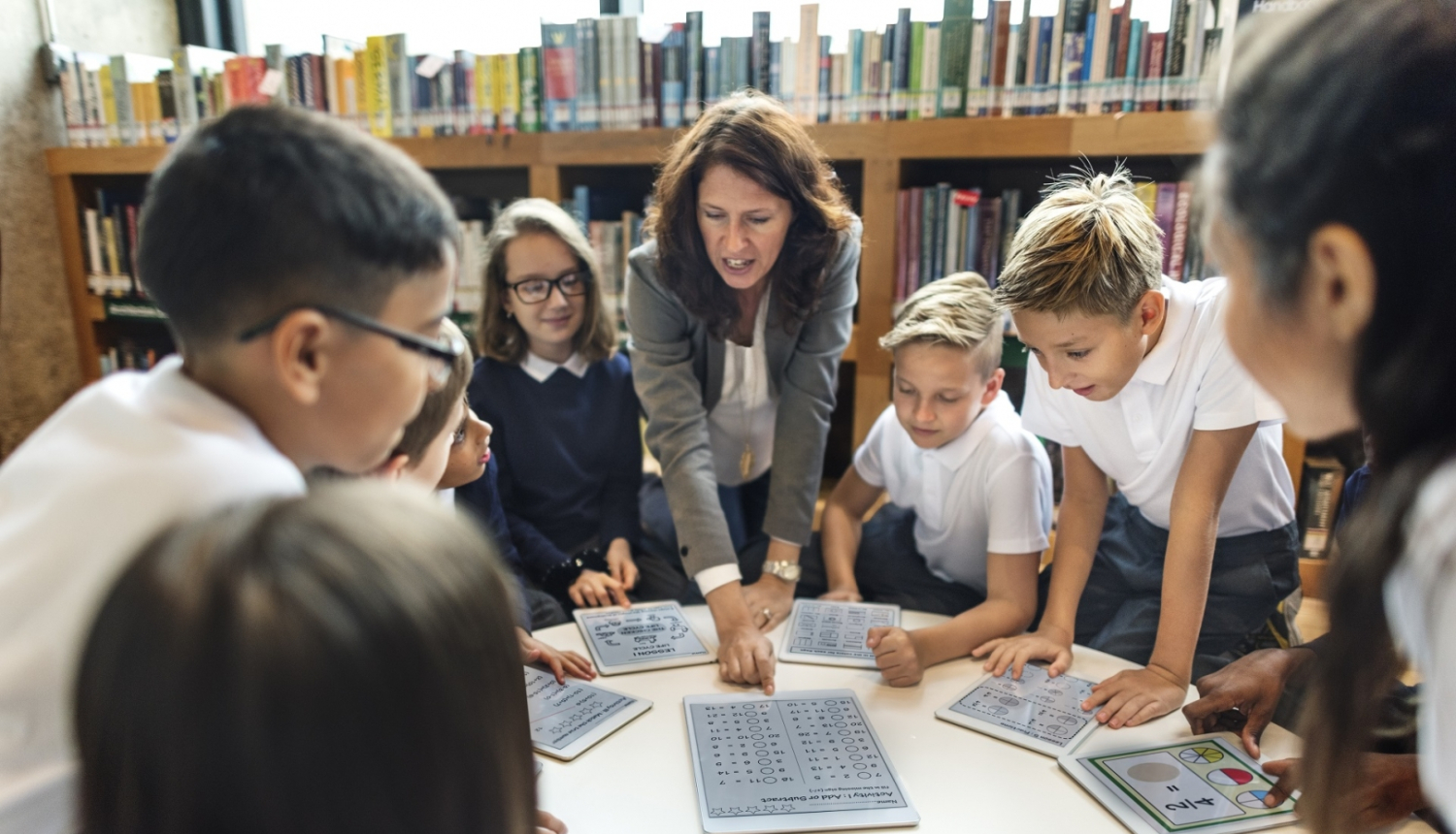 Skolotāja māca bērnus