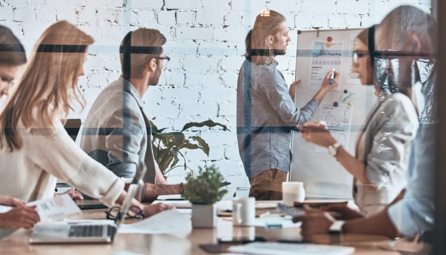 pedagogi sez sapulcē kāds stāsta pie tāfeles