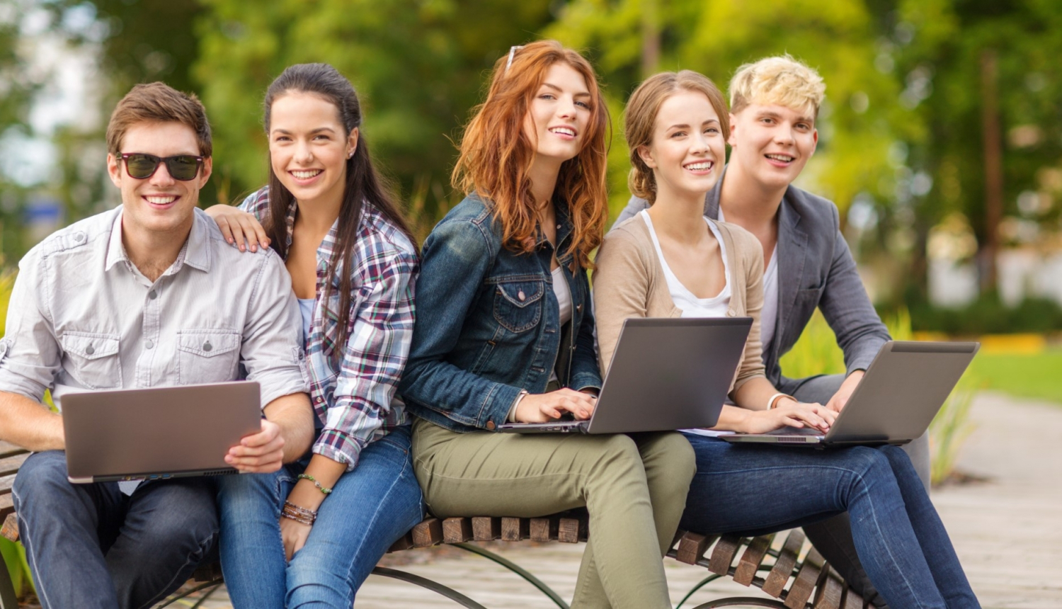 studenti macas ārā pie universitātes Erasmus