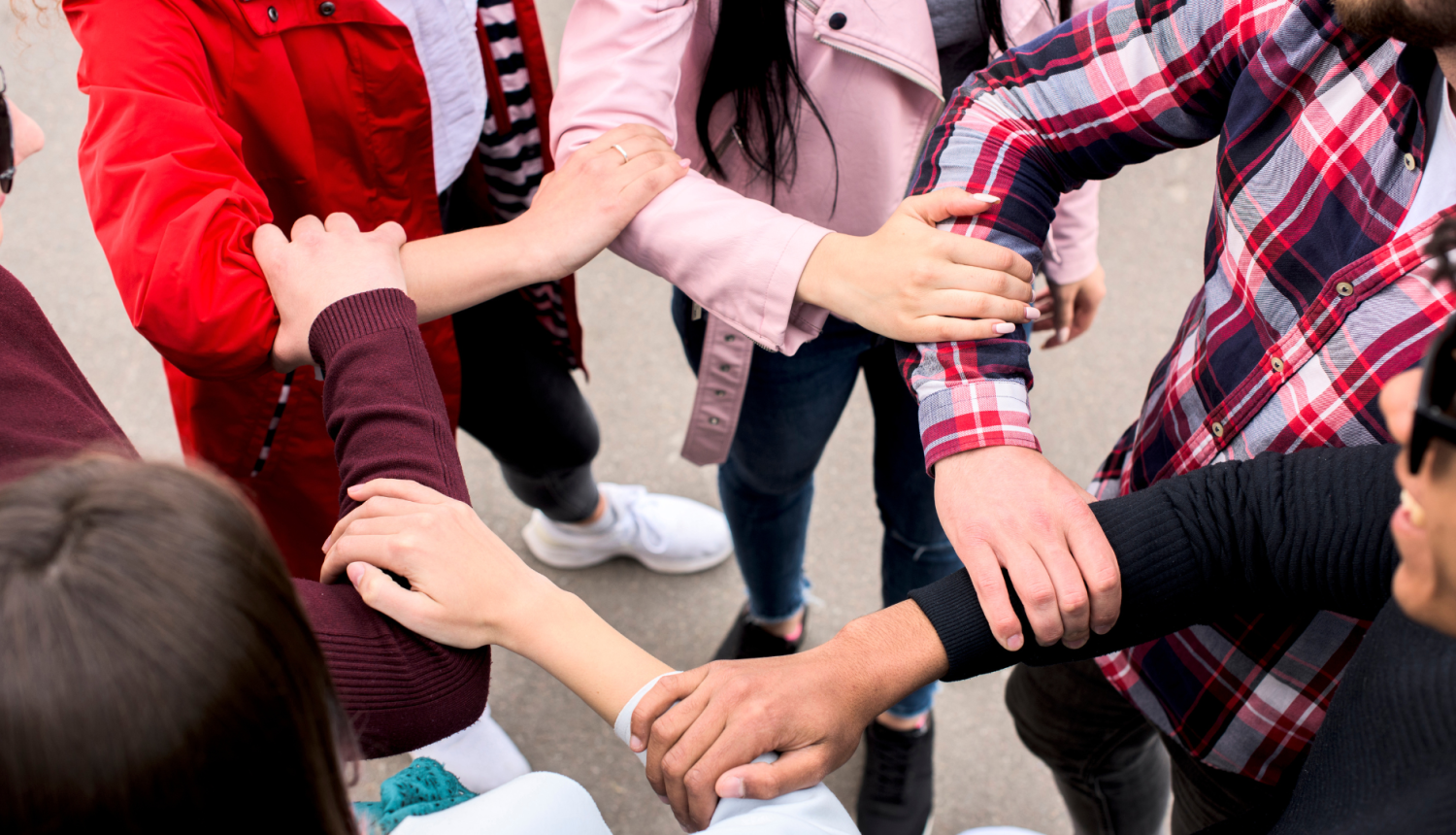 vairāki jaunieši salika rokas kopā un izveidoja apli