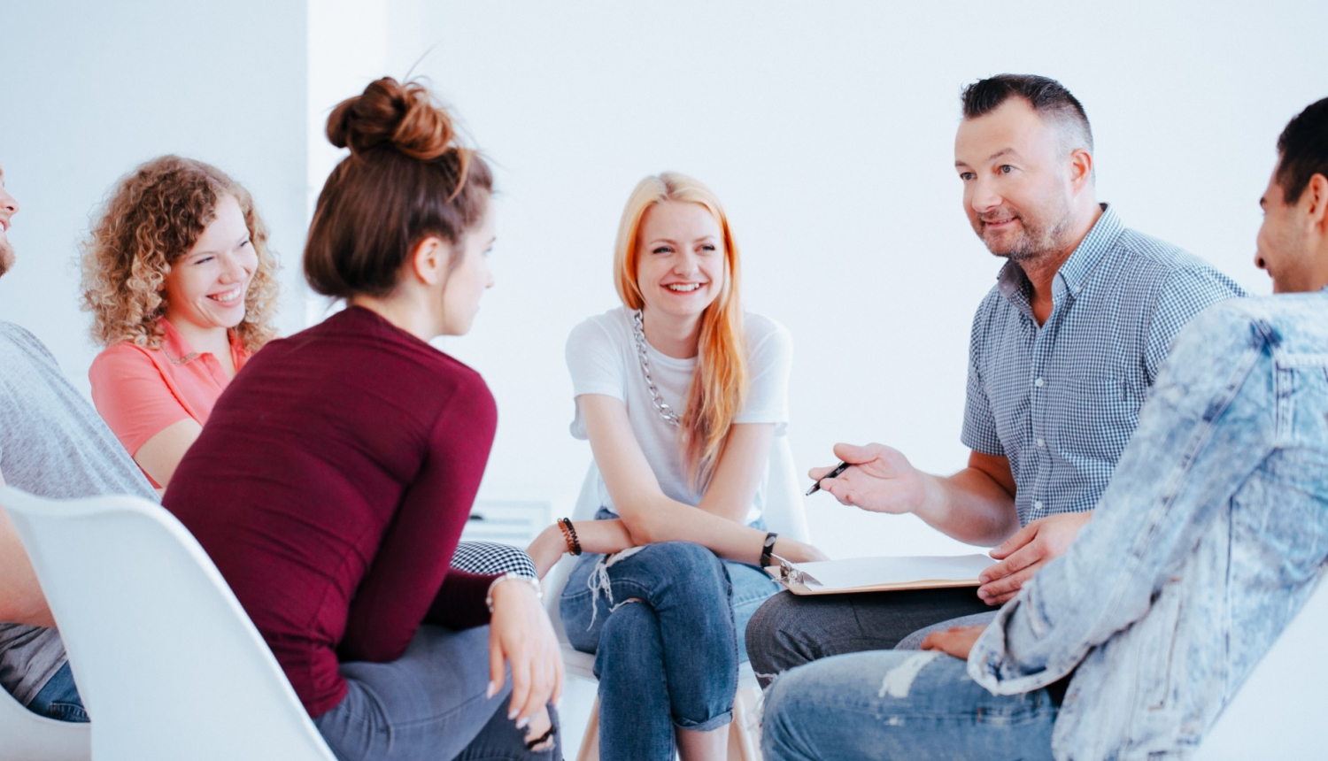 grupa cilveku sez apli un apspriez kopigu projektu