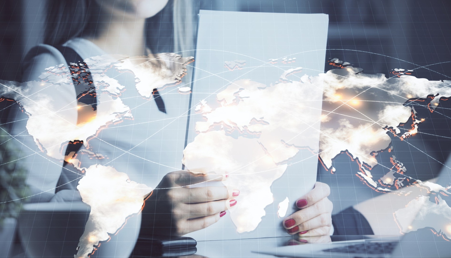 sieviete tur rokas papirus prieksa virtuala karte