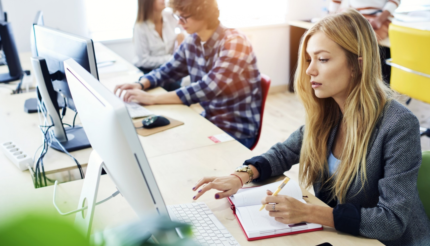 jauna meitene vidusskolniece sez pie datora