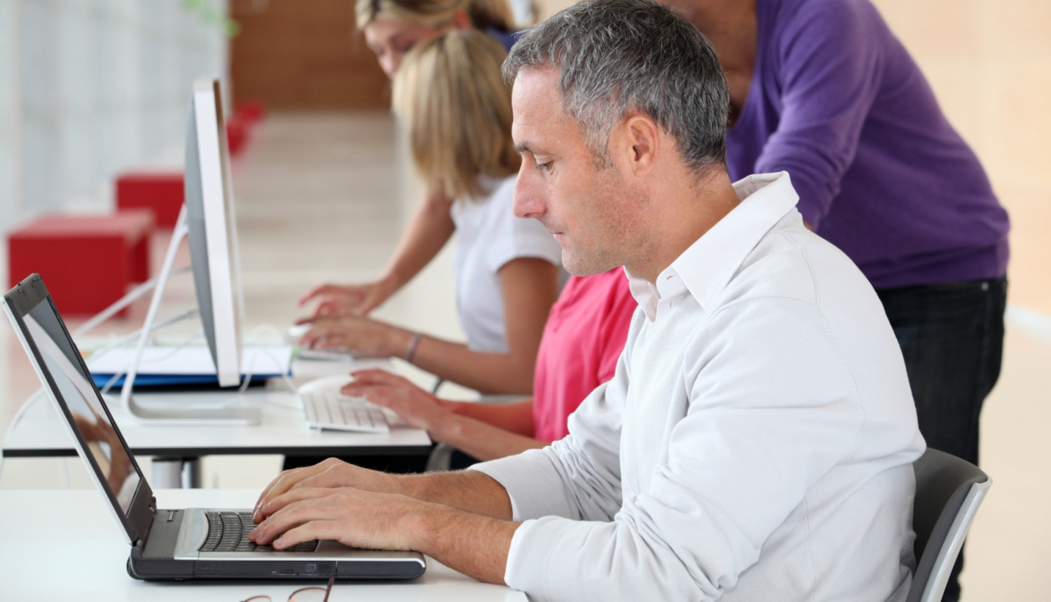 sirms vīrietis strādā pie datora datorklasē