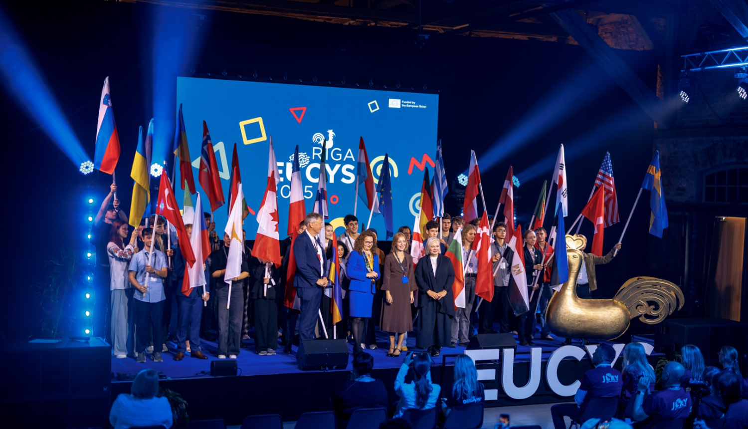 Skatuve ar daudz valstu karogiem