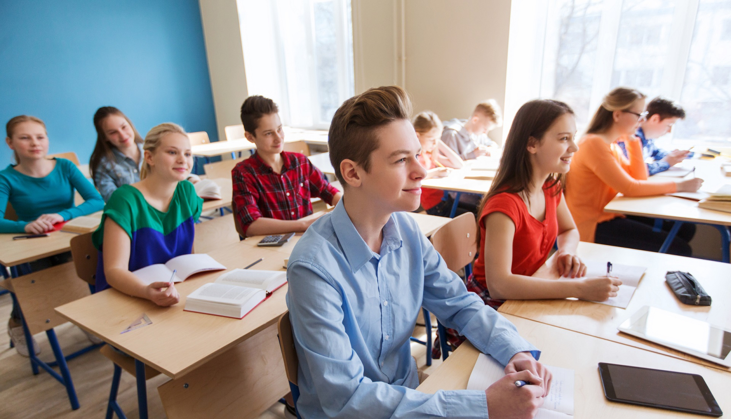 Skolēni sēž skolas solā