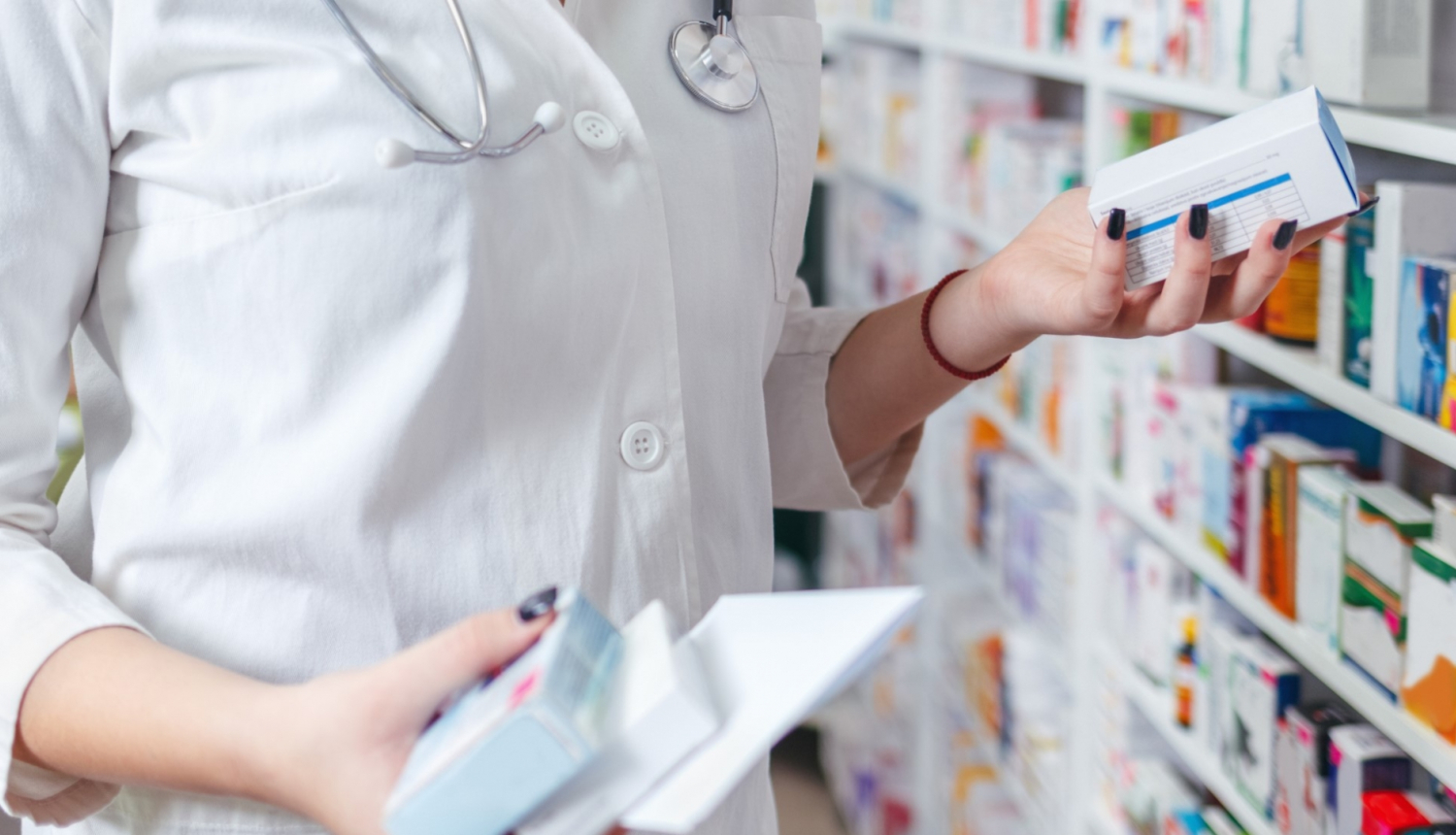 farmaceite tur rokās dažādus medikamentus aptiekā